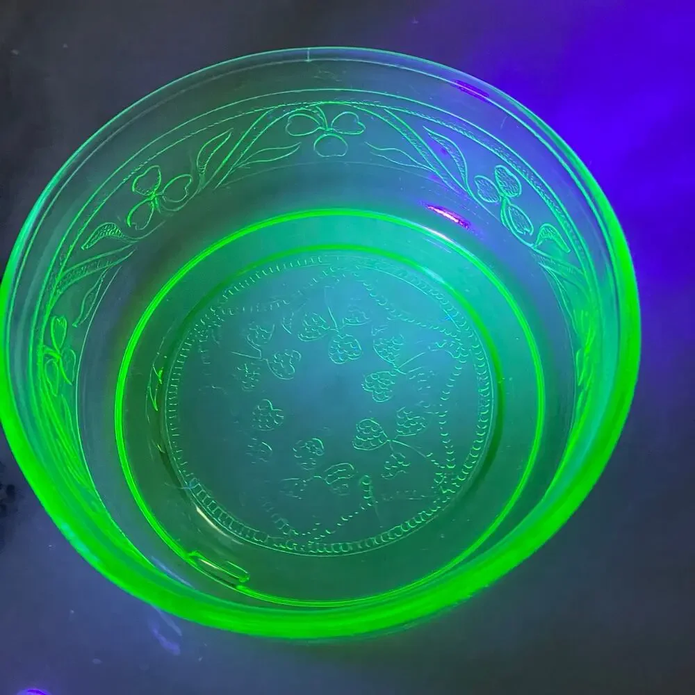 Hazel Atlas Green Cloverleaf Glass Bowl Uranium Fruit Dish Etched Shamrock READ